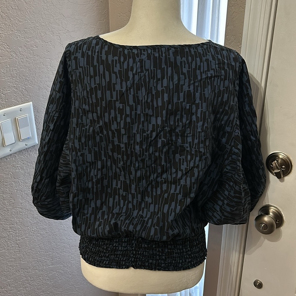 100% Silk key hole short sleeve blouse - Picture 4 of 6
